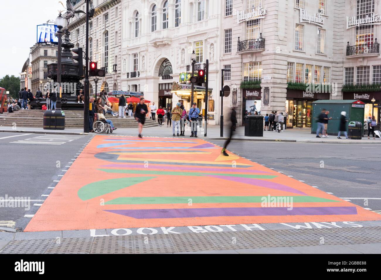 Kunst auf Zebrakreuzung im Piccadilly Circus London England Stockfoto