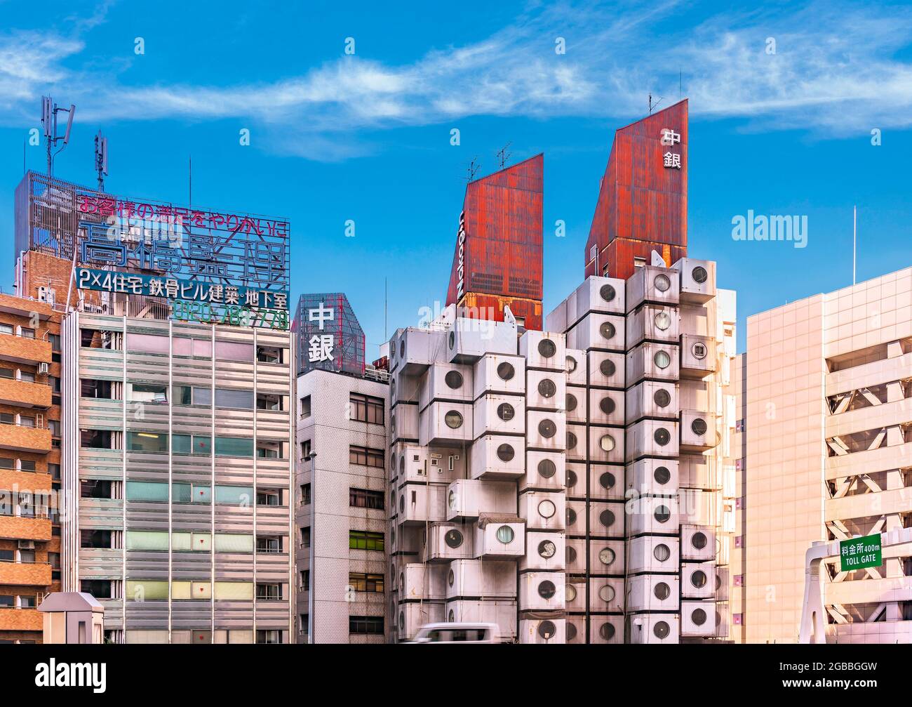tokio, japan - juli 25 2021: Fassade von Gebäuden mit dem verrosteten Wellblechdach des legendären Nakagin Capsule Tower-Gebäudes, das 1972 von geschaffen wurde Stockfoto