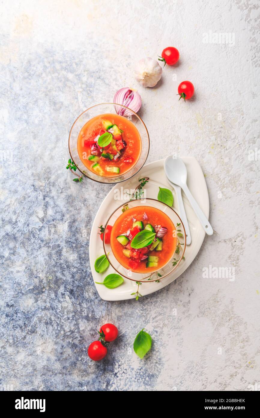 Hausgemachte spanische Gazpacho - kalte Gemüsesuppe mit Zutaten, erfrischend und kühl Stockfoto