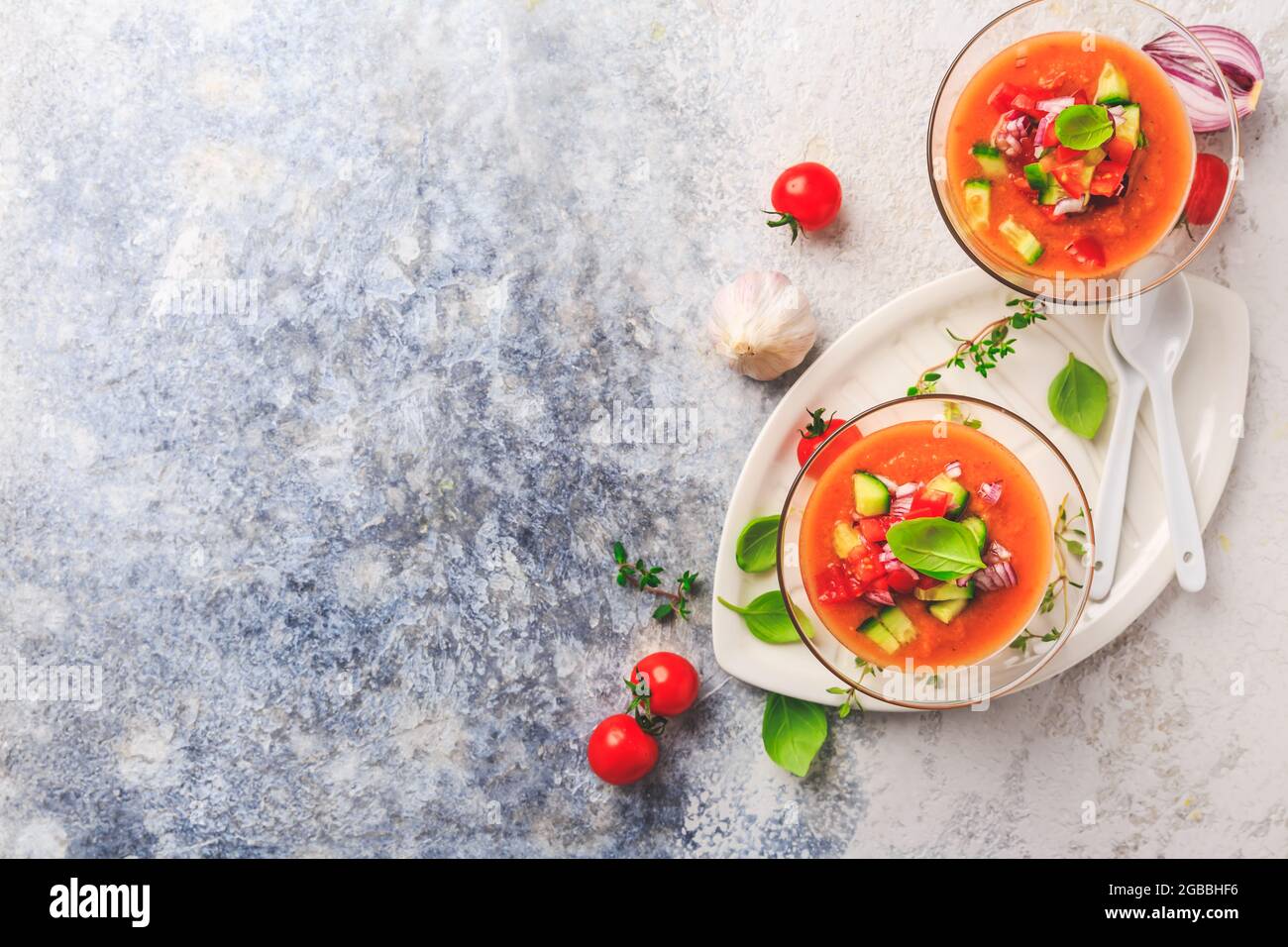 Hausgemachte spanische Gazpacho - kalte Gemüsesuppe mit Zutaten, erfrischend und kühl Stockfoto