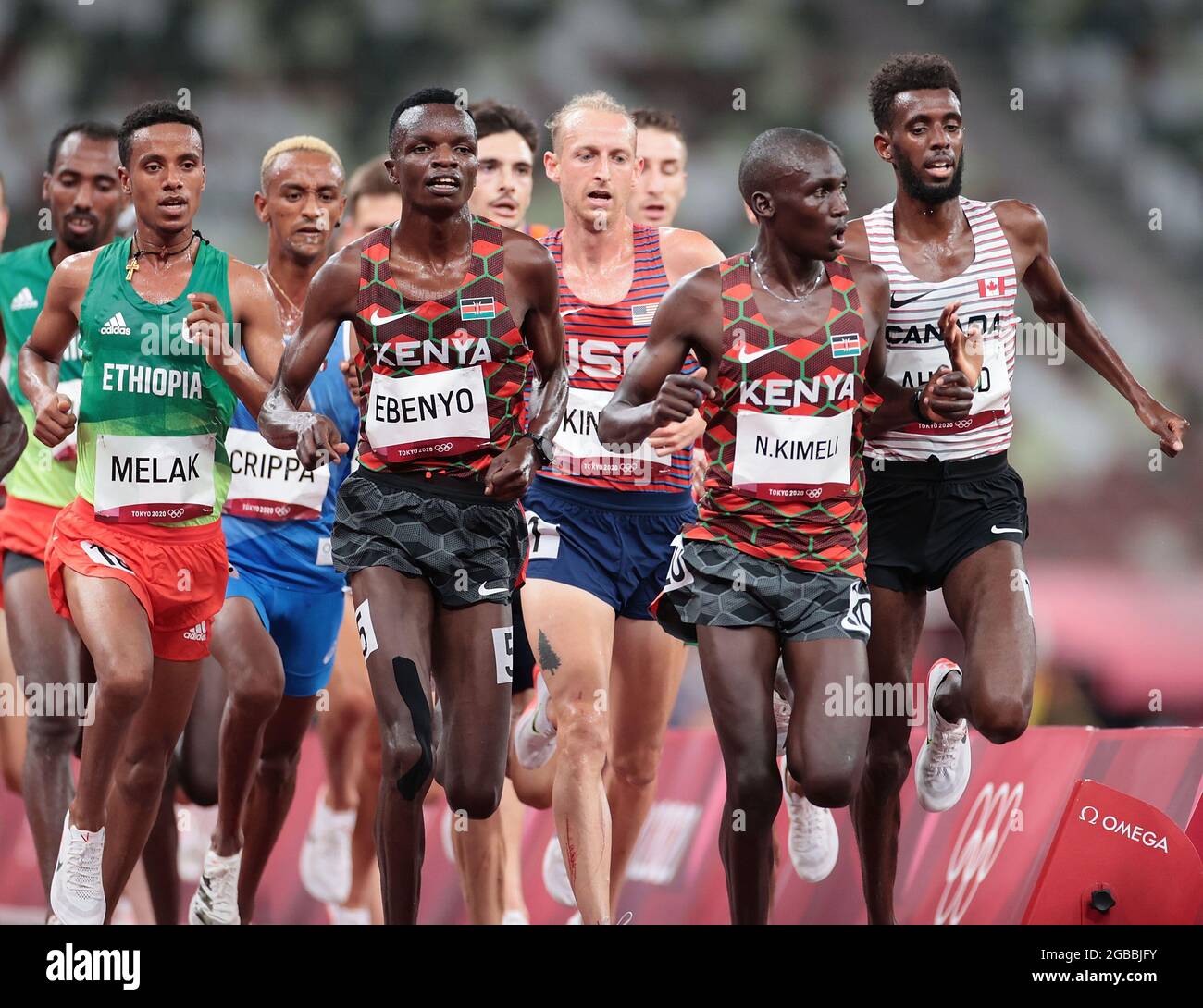 (210803) -- TOKIO, 3. August 2021 (Xinhua) -- Nichola Kipkorir Kimeli (2. R) aus Kenia tritt bei den Olympischen Spielen 2020 in Tokio, Japan, am 3. August 2021 bei den 5000-m-Vorläufen der Männer an. (Xinhua/Li Gang) Stockfoto