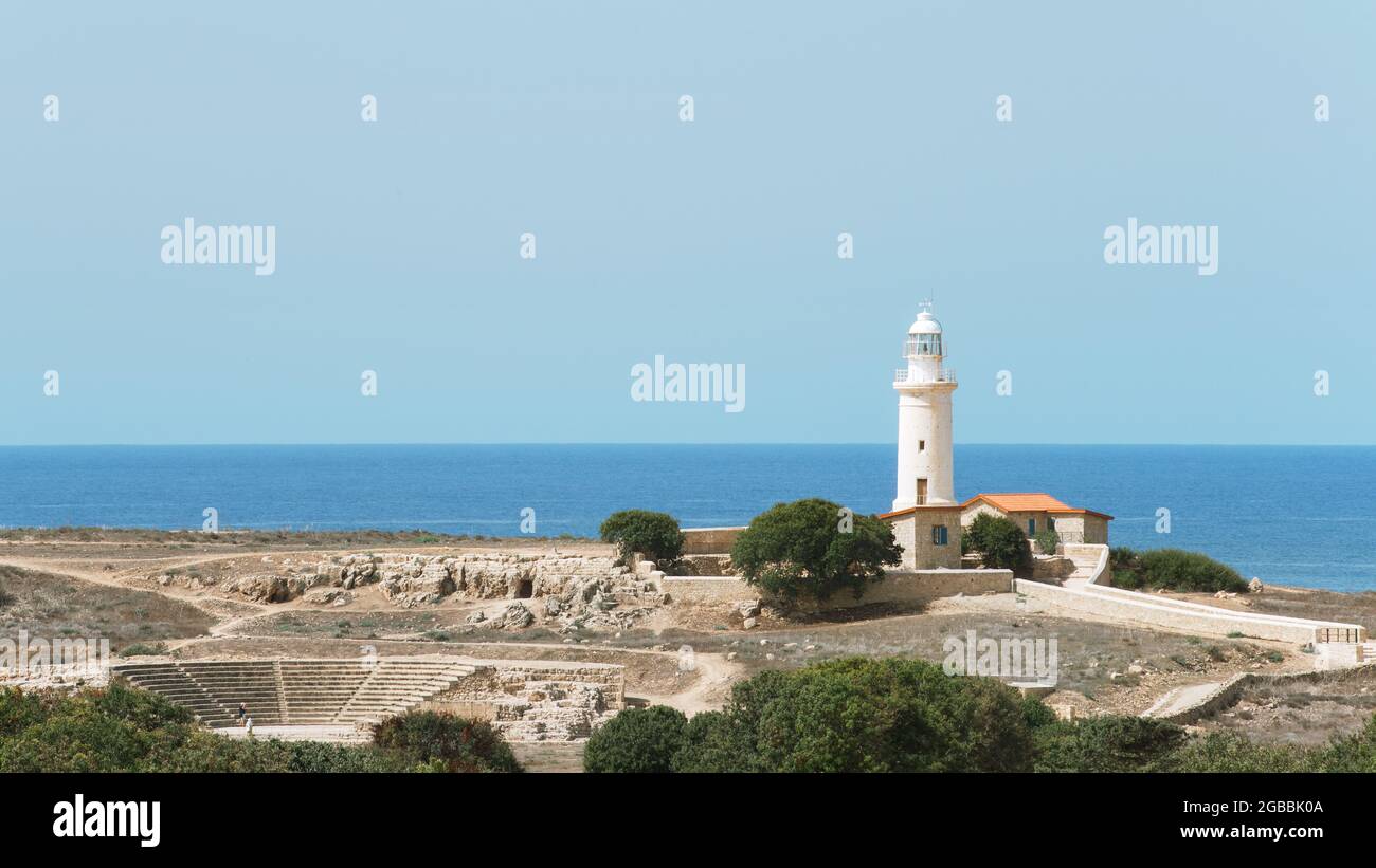 Blick auf den Leuchtturm und das Odeon-Fragment in Paphos, Zypern. Stockfoto