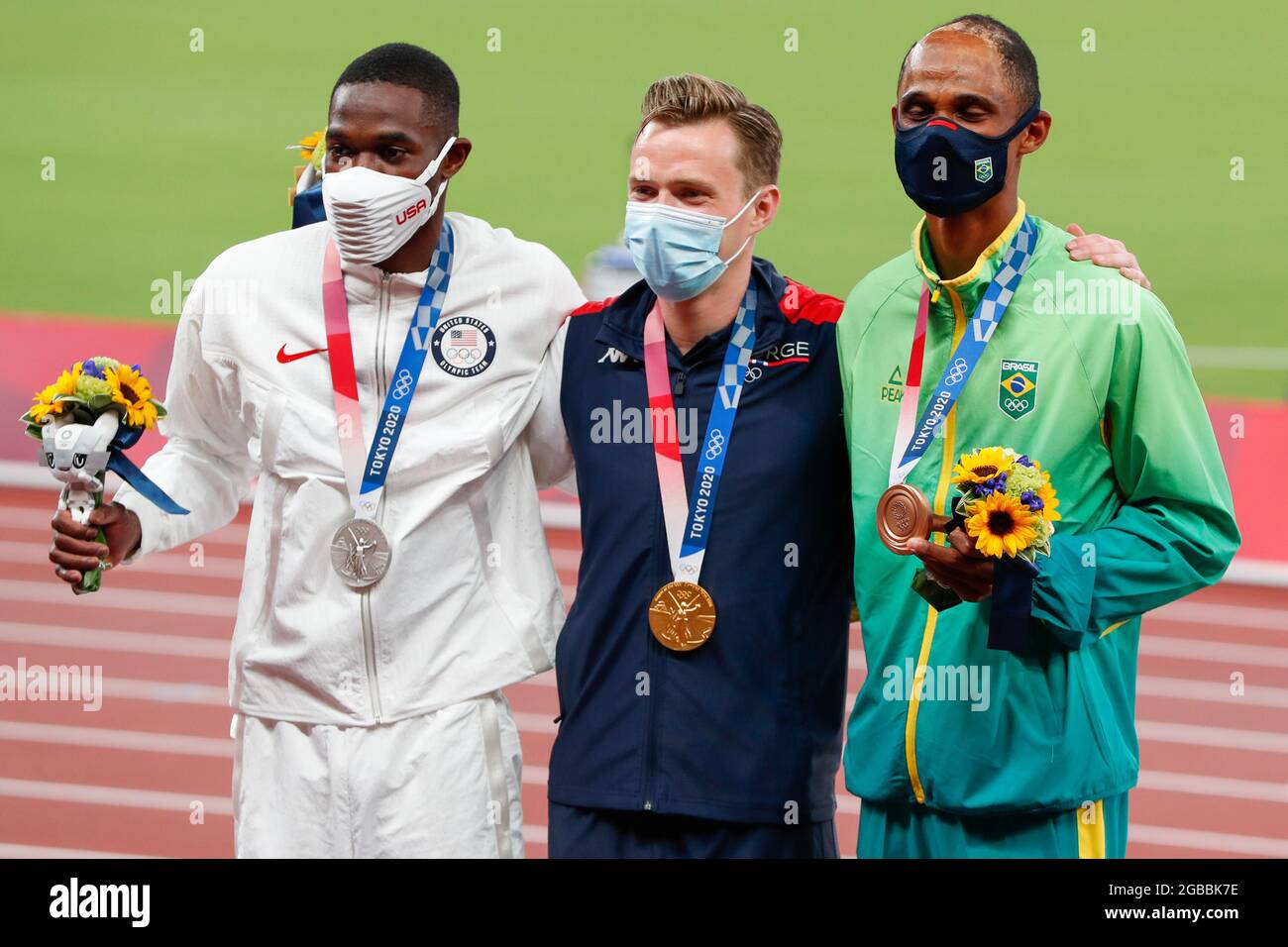 Tokio, Japan. August 2021. Die 400-m-Hürden-Medaillengewinnerinnen der Männer vom linken Silbermedaillengewinnerin Rai Benjamin aus den Vereinigten Staaten, dem Goldmedaillengewinnerin Karsten Warholm aus Norwegen und der Bronzemedaillengewinnerin Alison Dos Santos aus Brasilien posieren für ein Foto während der Medaillenzeremonie im Olympiastadion während der Olympischen Sommerspiele 2020 in Tokio, Japan, am Dienstag, 3. August 2021. Alle drei Medaillengewinnerinnen und Medaillengewinnerinnen endeten unter 47 Sekunden mit einem neuen Weltrekord von Warholm mit einer Zeit von 45.94. Foto von Tasos Katopodis/UPI Credit: UPI/Alamy Live News Stockfoto