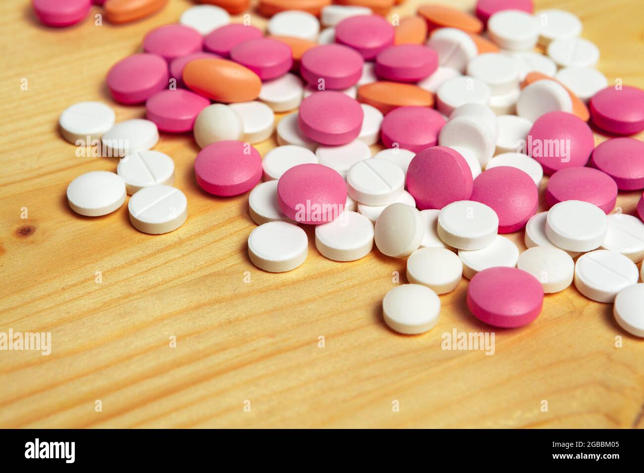 Verschiedene pharmazeutische Medikamente, Tabletten auf Holzhintergrund Stockfoto