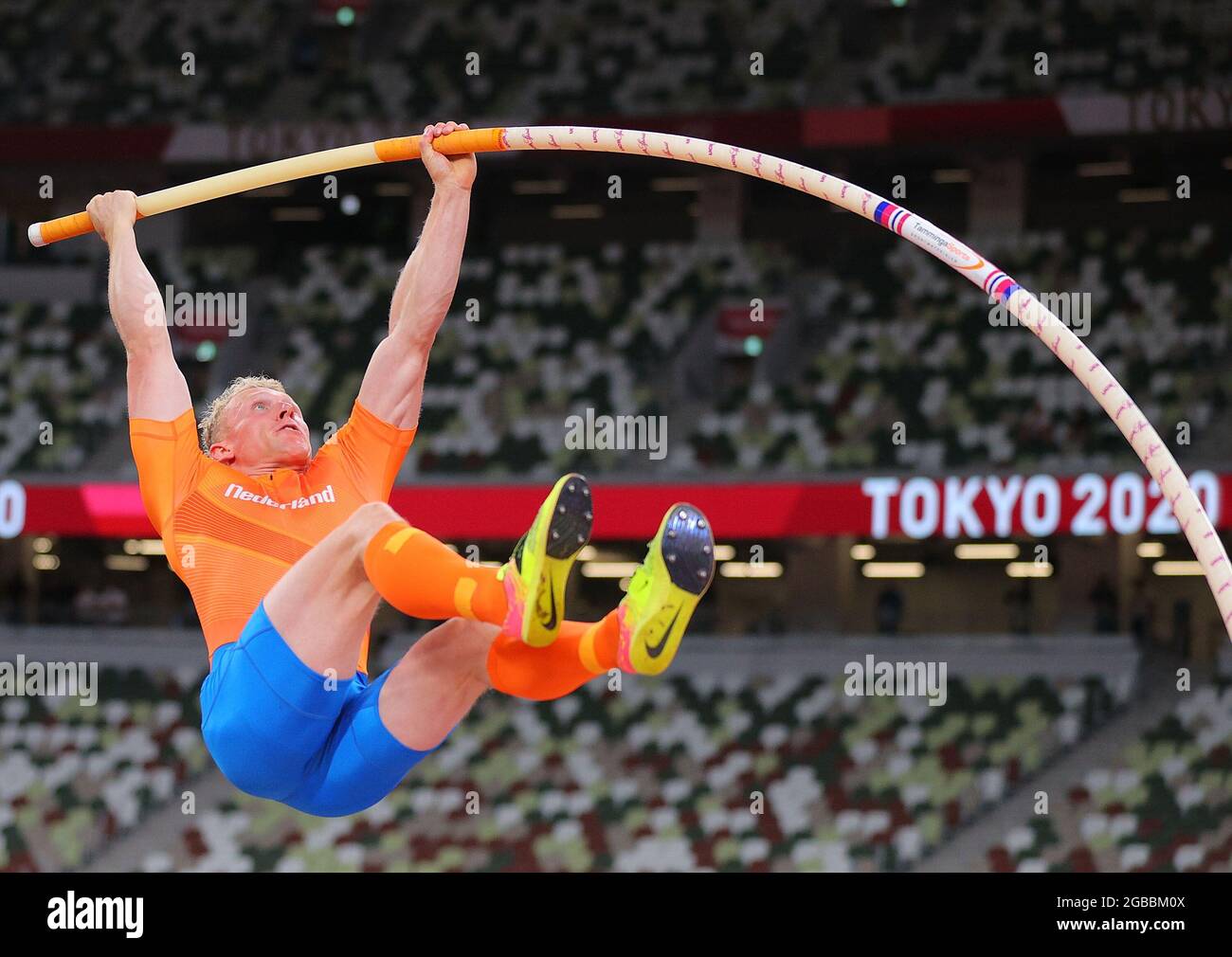 (210803) -- TOKIO, 3. August 2021 (Xinhua) -- Menno Vloon aus den Niederlanden tritt während des Stabhochsprungs-Finales der Männer bei den Olympischen Spielen 2020 in Tokio, Japan, am 3. August 2021 an. (Xinhua/Li Ming) Stockfoto