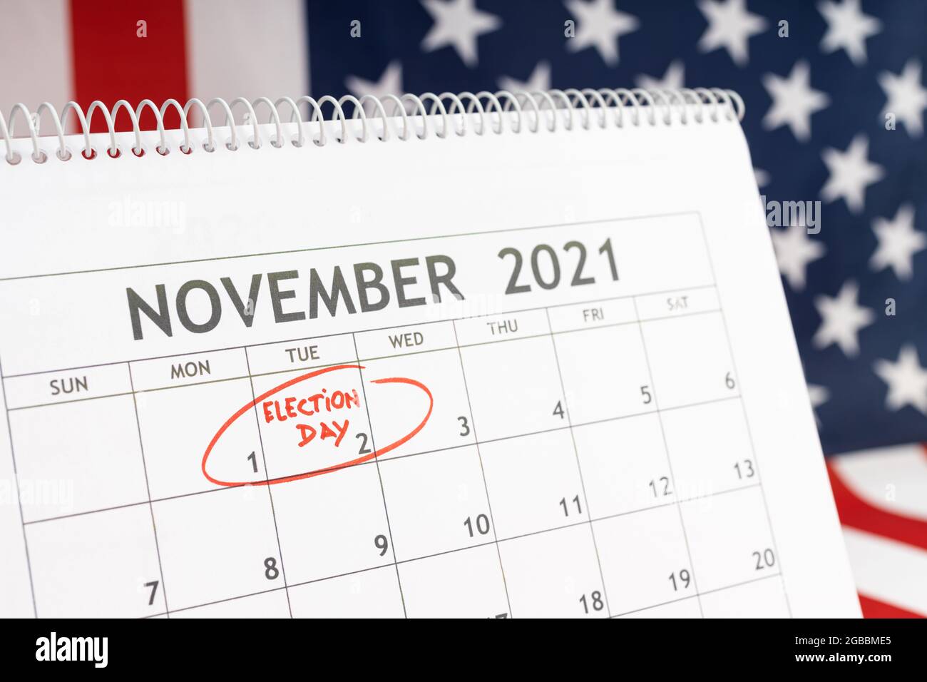 2021. November USA Wahltag Konzept. Tischkalender mit dem 2. November in Rot und der USA-Flagge im Hintergrund Stockfoto