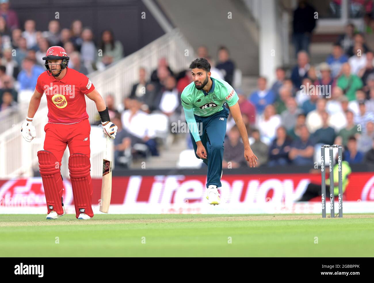 2. August 2021. London, Großbritannien. Saqib Mahmood von den Oval Invincibles Bowling als die Oval Invincibles auf das walisische Feuer in der hundert Männer Cricket-Wettbewerb auf der Kia Oval zu nehmen. The Hundred ist ein brandneues Cricket-Format, das von der EZB eingeführt wurde. David Rowe/ Alamy Live News. Stockfoto