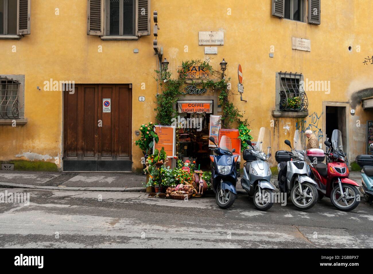 Florenz, Italien - 7. Mai 2010: Eingang eines Lebensmittelgeschäftes in Florenz, Italien an einem Sommertag. Stockfoto