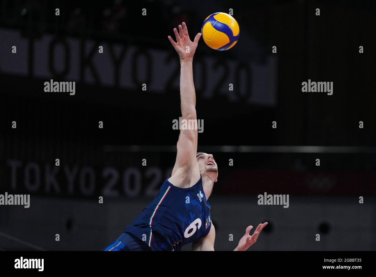 Tokio, Japan. August 2021. Simone Giannelli aus Italien ist während des Männer-Viertelfinales des Volleyballs zwischen Argentinien und Italien bei den Olympischen Spielen 2020 in Tokio, Japan, am 3. August 2021 im Dienst. Quelle: Ju Huanzong/Xinhua/Alamy Live News Stockfoto