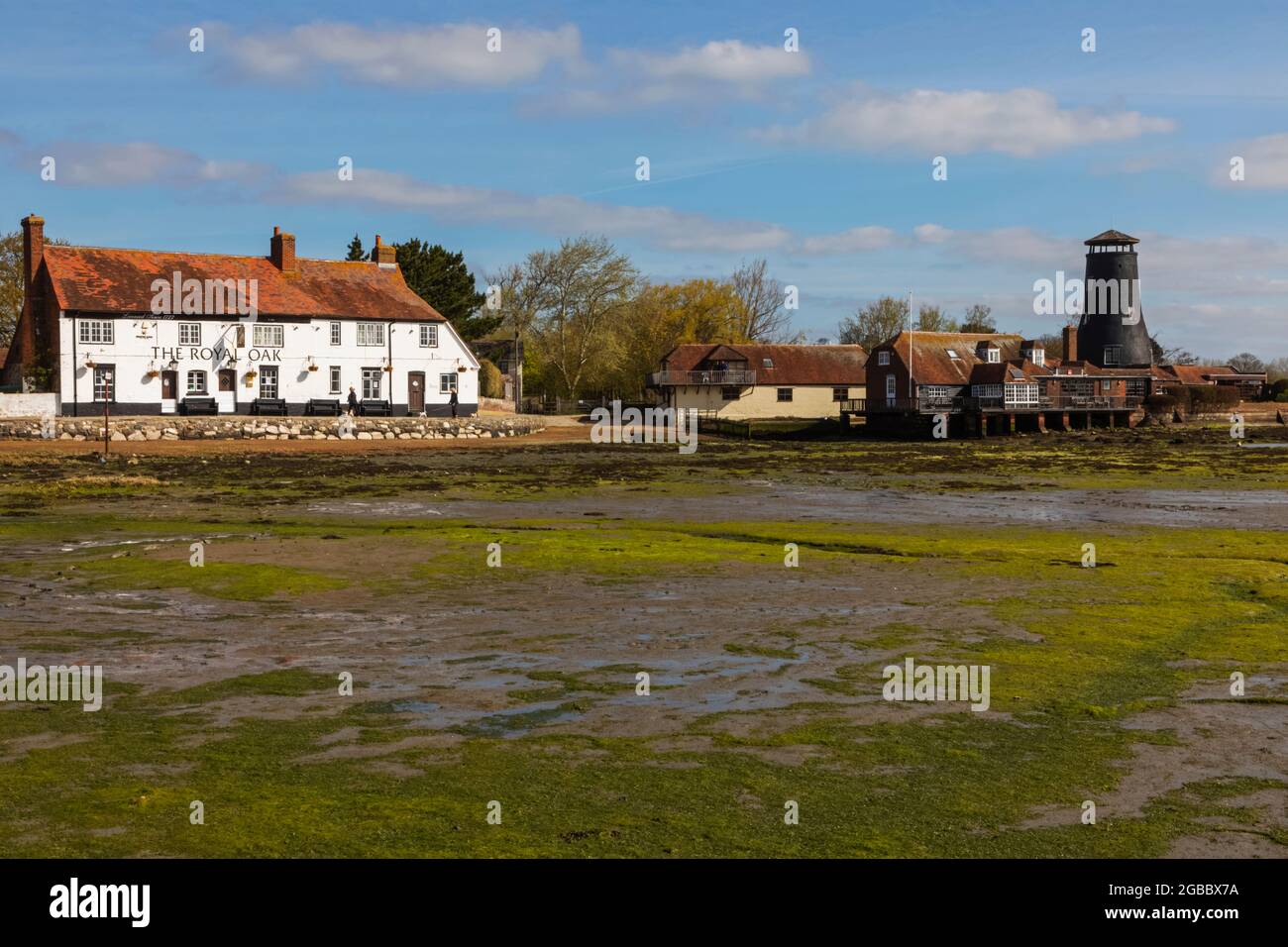 England, Hampshire, Langstone, Chichester Harbour, Blick auf den Royal Oak Pub in Low Tide Stockfoto