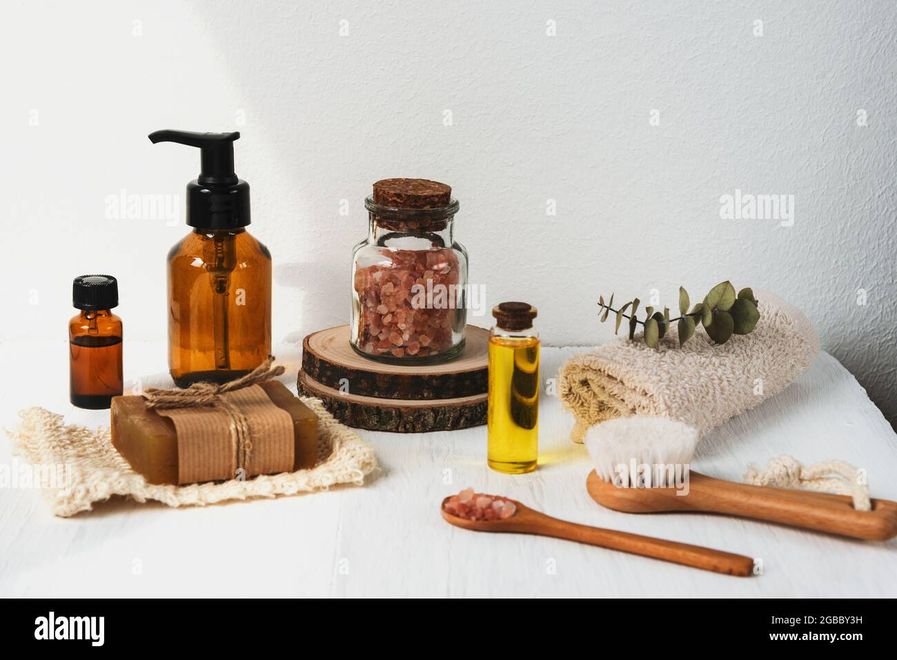 Badezubehör und Naturkosmetik, himalaya-Rosa-Salz im Glas, ätherisches Öl auf weißem Hintergrund. Zero Waste, Aromatherapie Konzept. Stockfoto