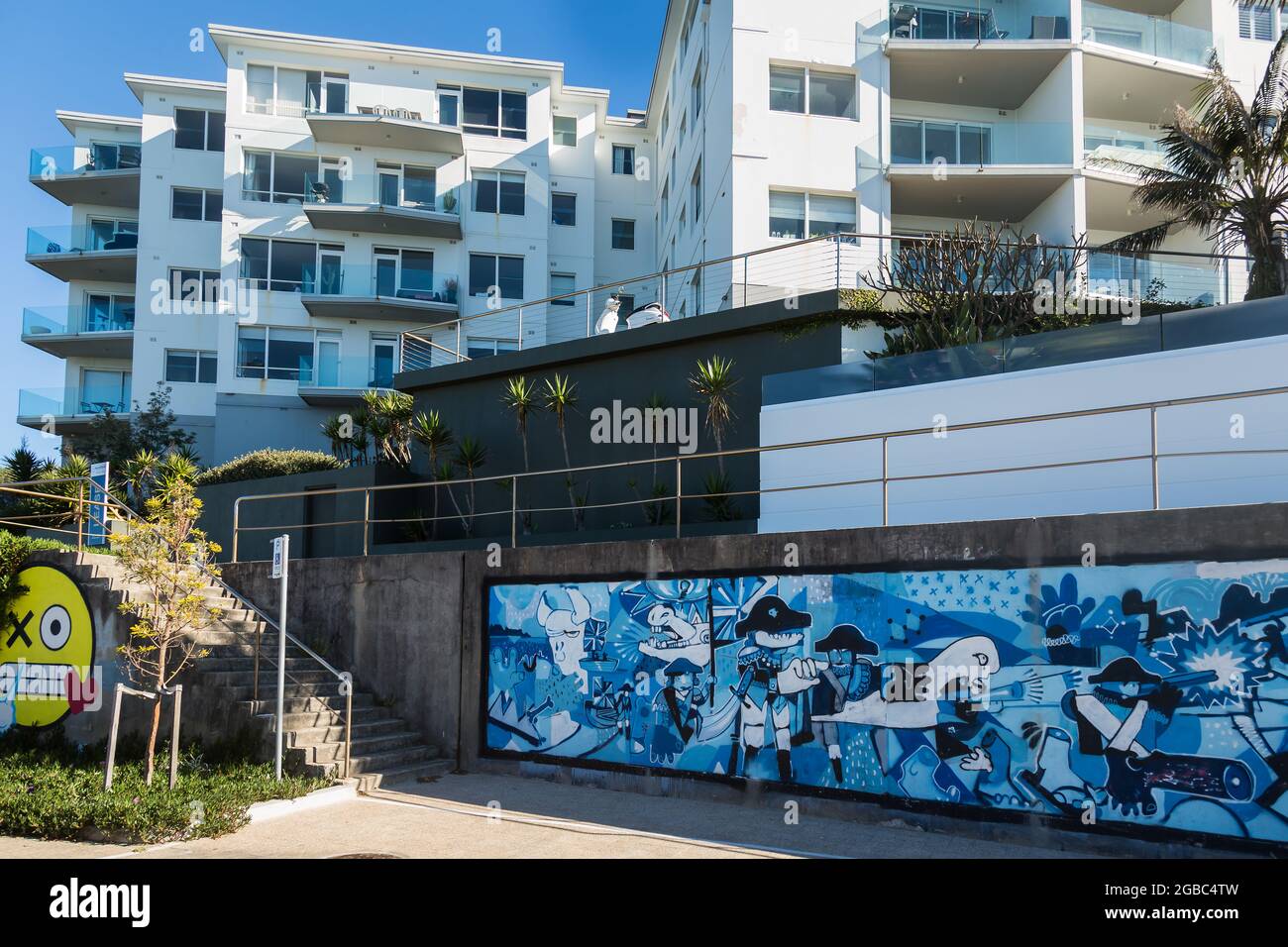 Sydney, Australien. Dienstag, 3. August 2021.Sydney Street Art an einer Wand von Bondi Beach Apartments. Die Sperrbeschränkungen für den Großraum Sydney wurden aufgrund der Ausbreitung der Delta-Variante um vier Wochen bis zum 28. August verlängert und könnten verlängert werden. Quelle: Paul Lovelace/Alamy Live News Stockfoto
