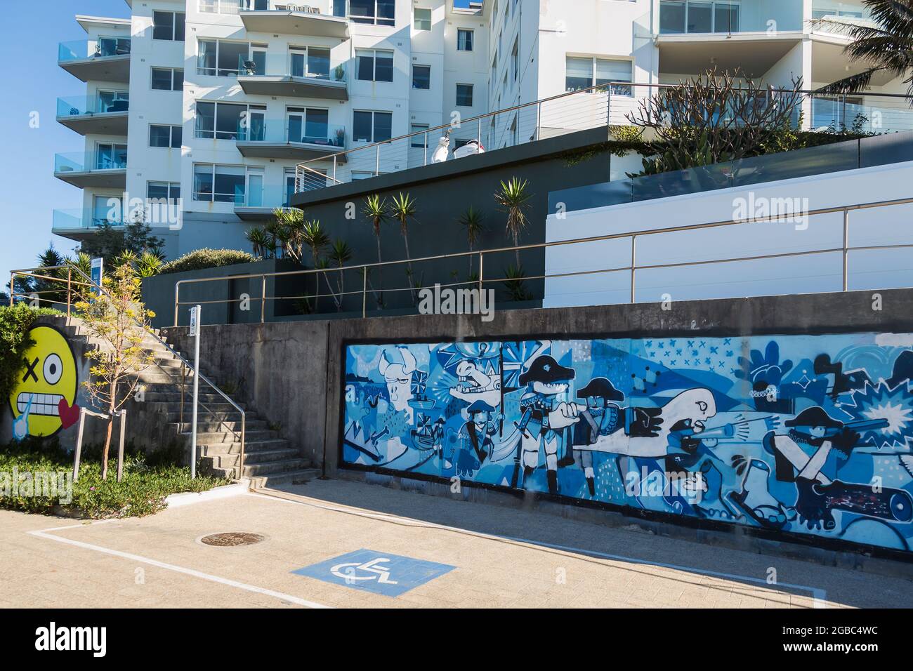 Sydney, Australien. Dienstag, 3. August 2021.Sydney Street Art an einer Wand von Bondi Beach Apartments. Die Sperrbeschränkungen für den Großraum Sydney wurden aufgrund der Ausbreitung der Delta-Variante um vier Wochen bis zum 28. August verlängert und könnten verlängert werden. Quelle: Paul Lovelace/Alamy Live News Stockfoto