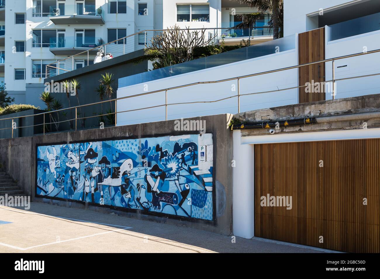 Sydney, Australien. Dienstag, 3. August 2021.Sydney Street Art an einer Wand von Bondi Beach Apartments. Die Sperrbeschränkungen für den Großraum Sydney wurden aufgrund der Ausbreitung der Delta-Variante um vier Wochen bis zum 28. August verlängert und könnten verlängert werden. Quelle: Paul Lovelace/Alamy Live News Stockfoto