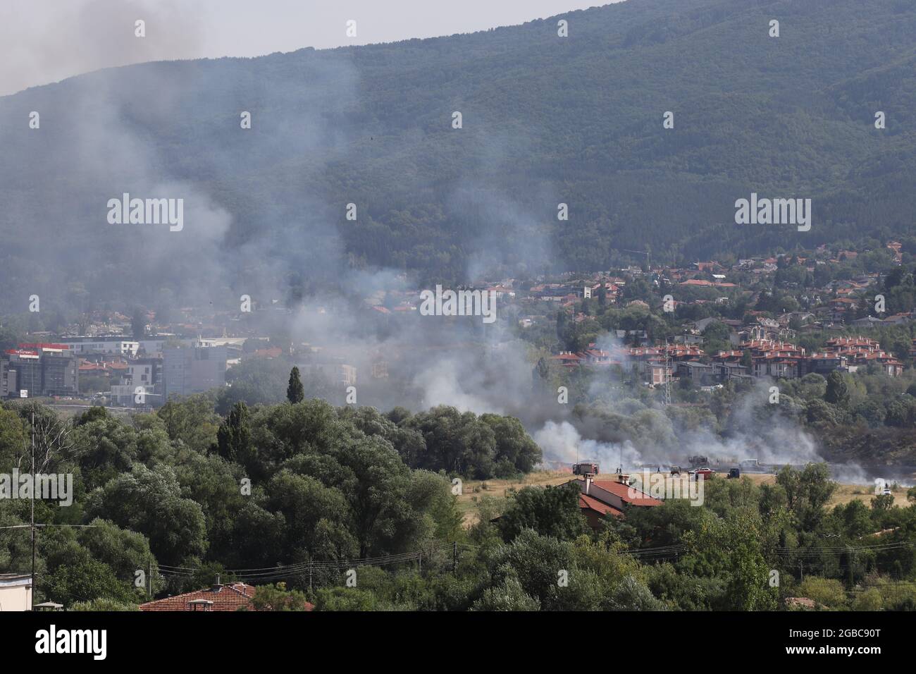Am 3. August 2021 brennt in Sofia, Bulgarien, ein großes Feuer durch brennende Stoppeln. Das Feuer brennt den Wald, Feld, Häuser über den Wohnbereichen M Stockfoto