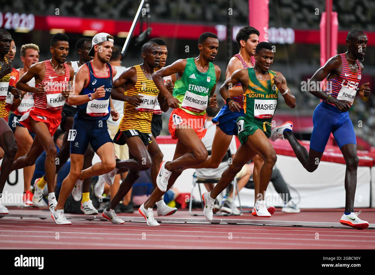 TOKIO, JAPAN - 3. AUGUST: Der Vordenker Mashele aus Südafrika und Paul Chelimo aus den Vereinigten Staaten von Amerika treten während der Olympischen Spiele 2020 in Tokio am 3. August 2021 im Olympiastadion im japanischen Tokio bei der 5000-Meter-Runde 1 der Männer an (Foto: Andy Astfalck/Orange Picles) Stockfoto