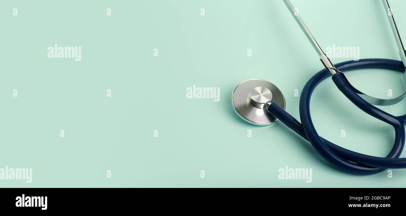 Hintergrund des World Heart Day-Banners. Herz als Symbol für Gesundheit, Behandlung, Wohltätigkeit, Spende und Kardiologie auf blauem Hintergrund mit einem medizinischen Statoskop. Hochwertige Fotos Stockfoto