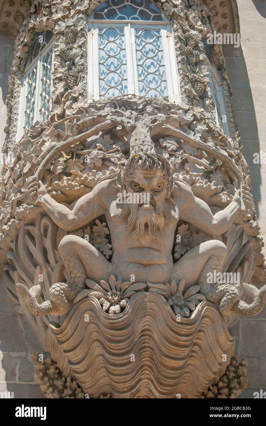 Dekorativer Stein triton-Korbel, der den Eingang des Pena-Palastes bewacht, Sintra, Portugal - Vertikal, 28.05.2021 Stockfoto
