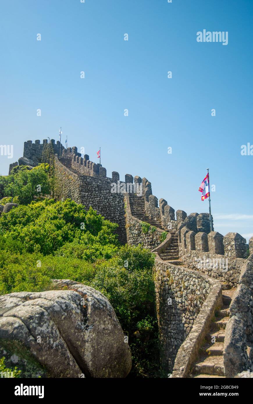 Portugiesische Festung in Sintra, maurische Burg, Steinmauer, Vertikale Aufnahme mit blauem, klarem Himmel Stockfoto