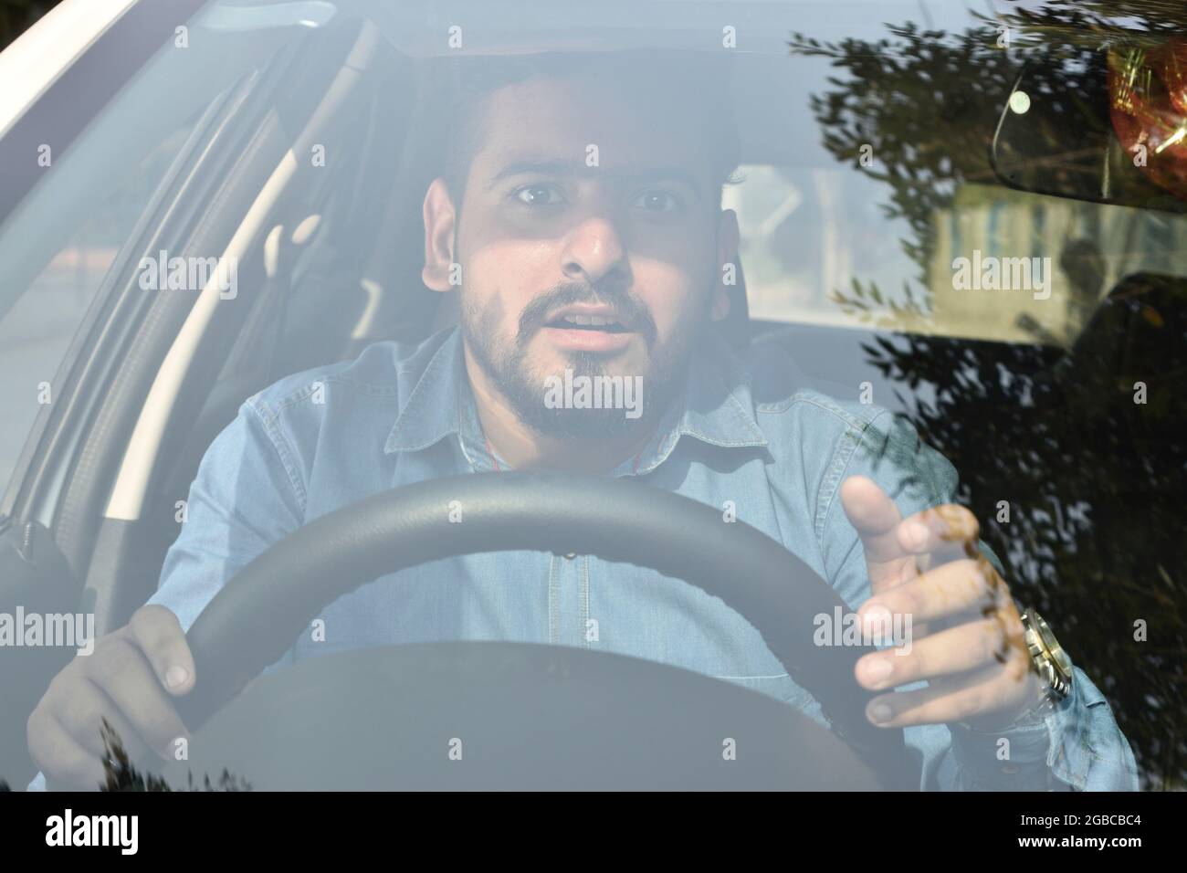 Junger Inder, deprimiert im Stau Stockfoto