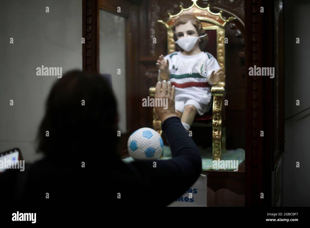 Nicht exklusiv: MEXIKO-STADT, MEXIKO - 1. AUGUST: Ein Gläubiger besucht die Metropolitan Cathedral, um zum heiligen "Kind der Wunder" zu beten, damit die Mexi Stockfoto