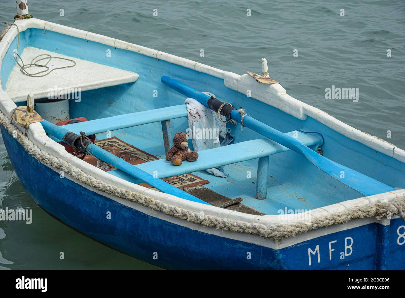 Ein Teddybär in einem Boot Stockfoto