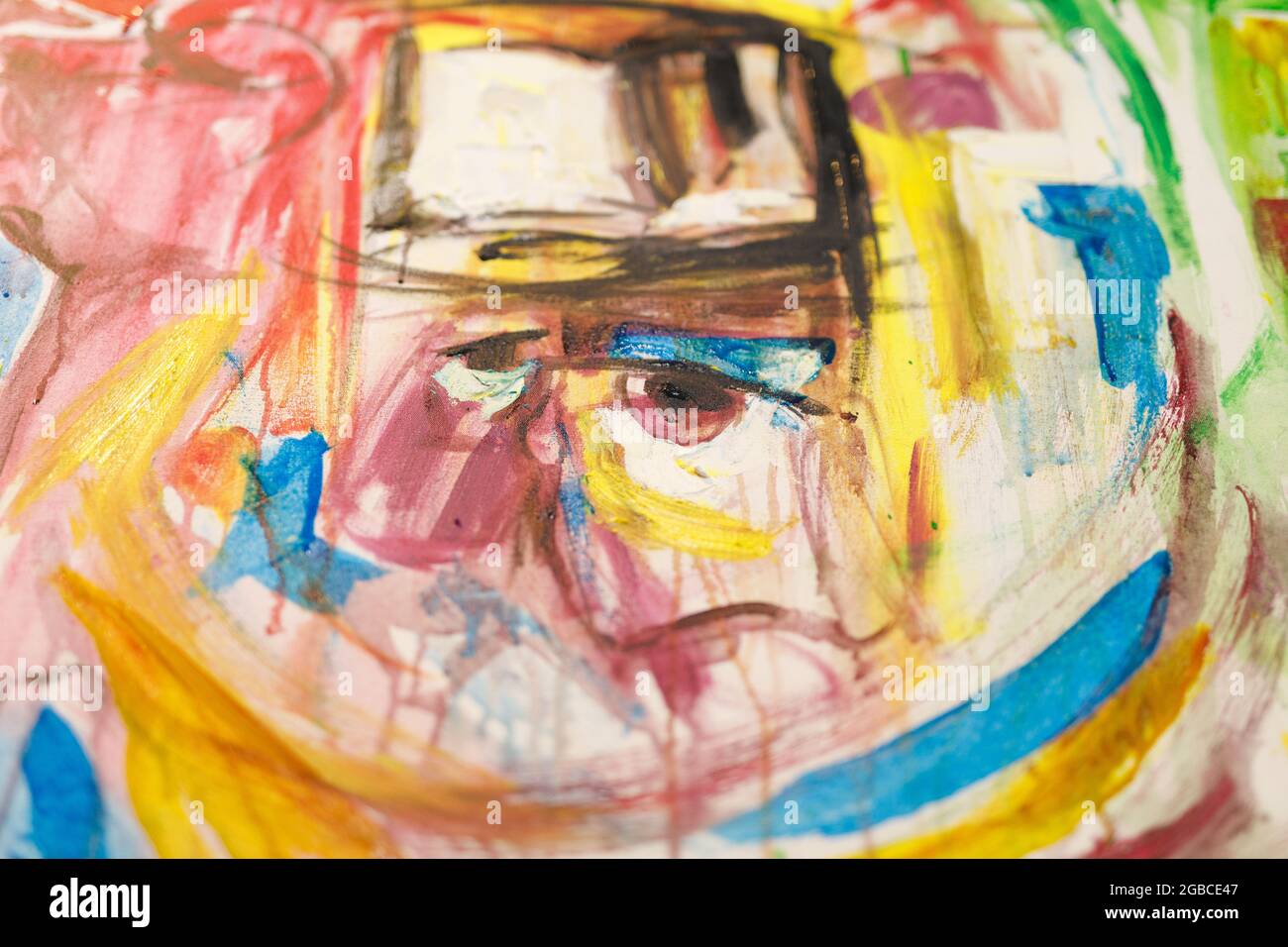 Nahaufnahme der modernen abstrakten Ölmalerei auf Leinwand im Künstleratelier Stockfoto