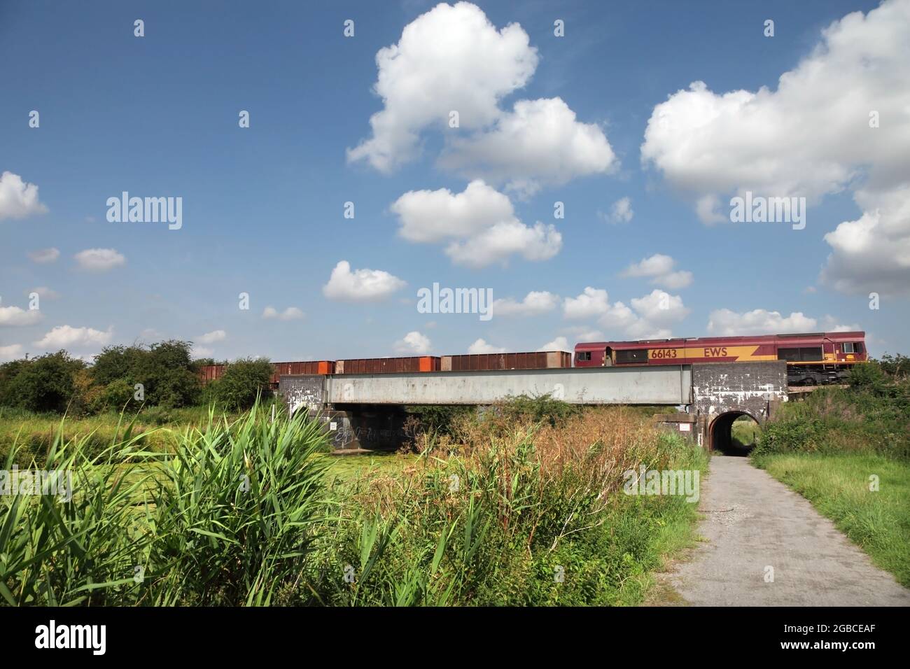 DB Cargo Class 66 Lok 66143 schleppt die 1142 Santon (Scunthorpe Steelworks) am 3/7/21 nach Immingham über den Fluss Ancholme nördlich von Brigg. Stockfoto