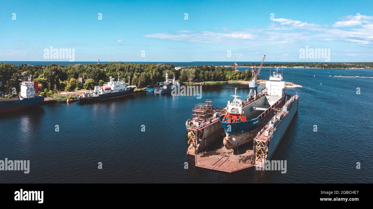 Das Frachtschiff am schwimmenden Trockendock wird gerade renoviert Stockfoto