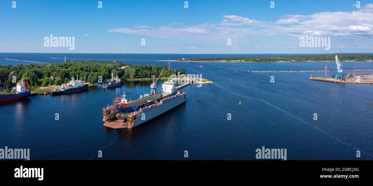 Das Frachtschiff am schwimmenden Trockendock wird gerade renoviert Stockfoto