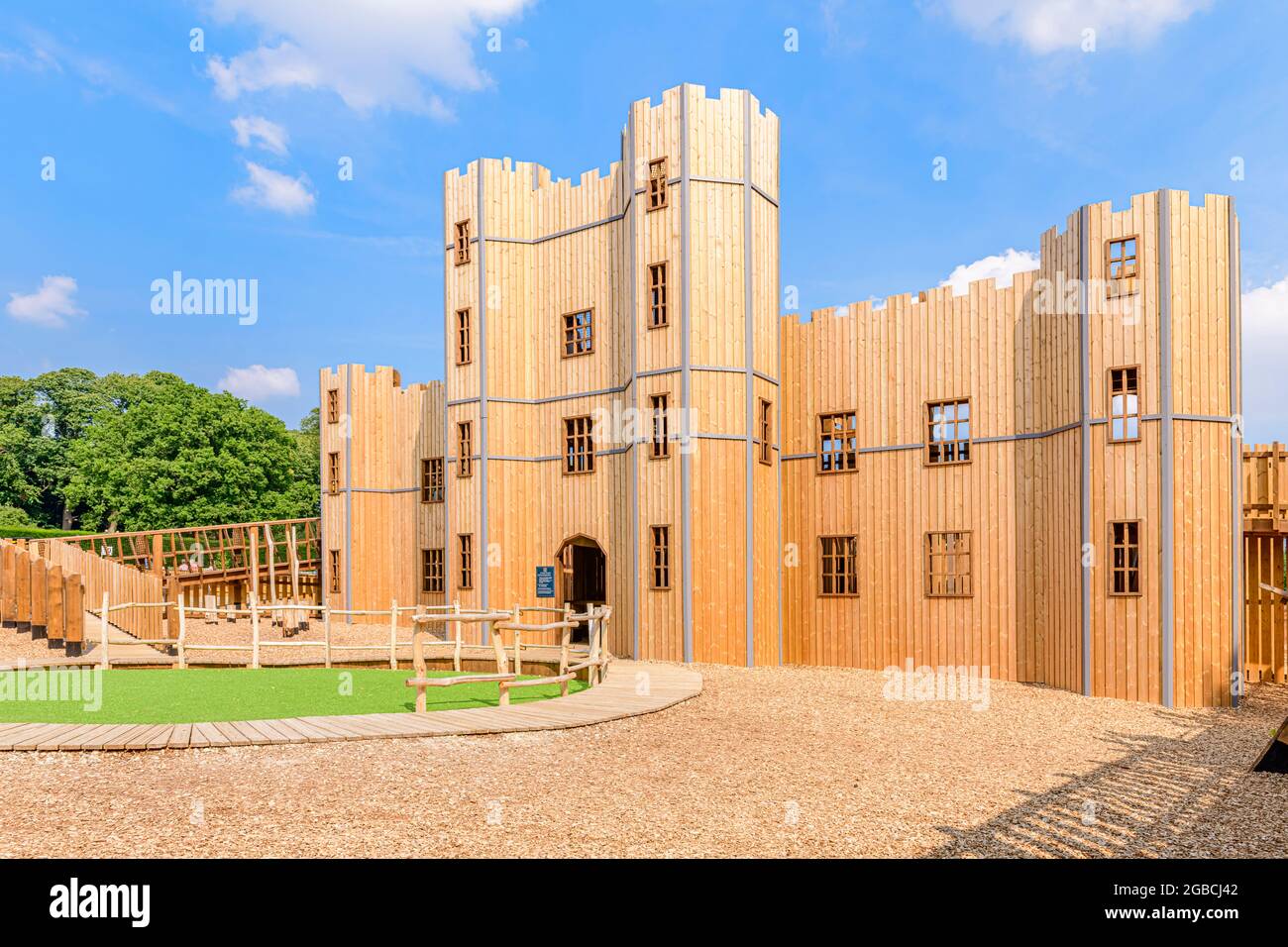 Die Ritterburg, ein herrliches Abenteuer aus Holz, spielt eine Schlossstruktur für Kinder im Schloss leeds, kent England Stockfoto