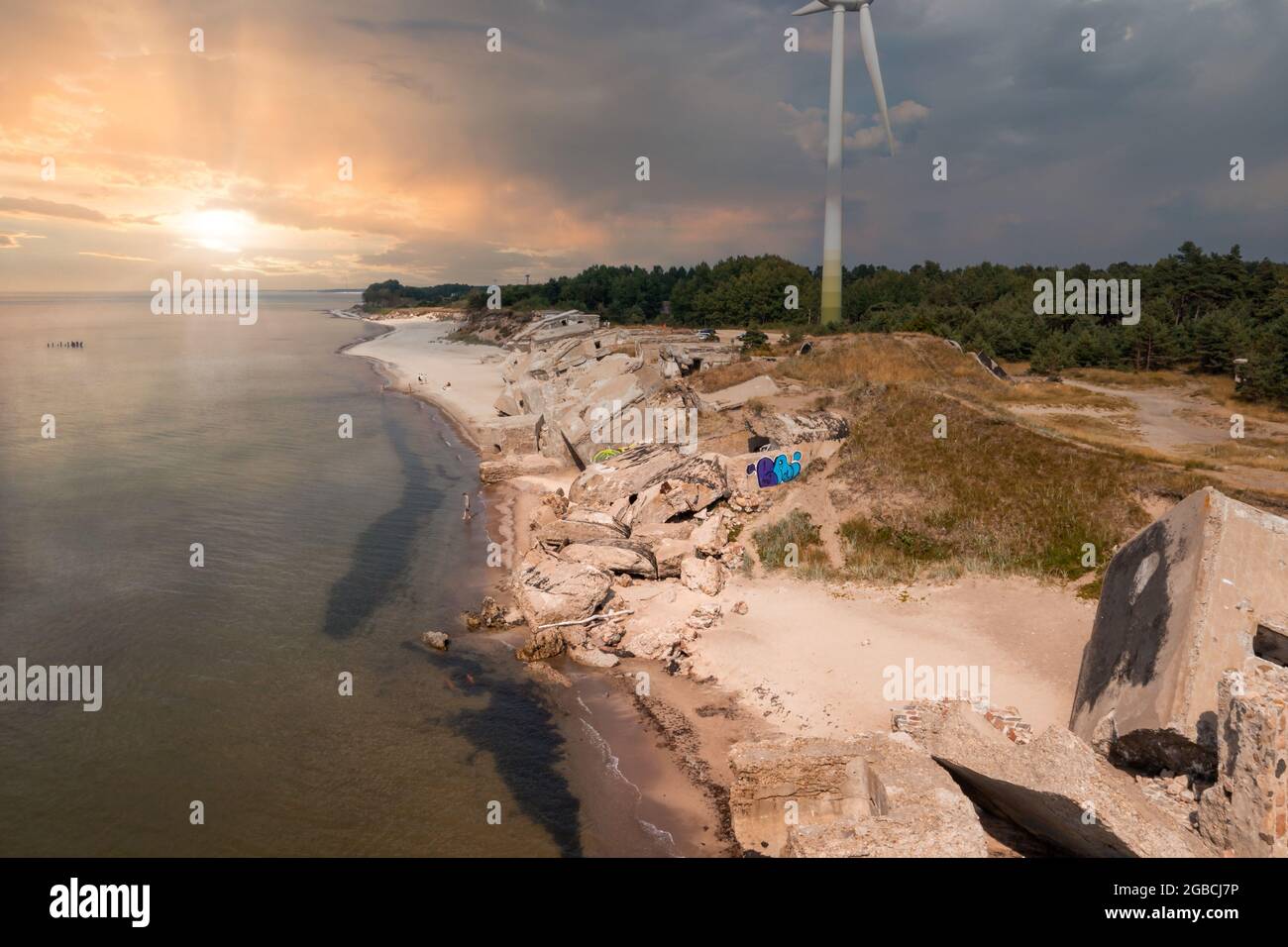 Ruinen von Bunkern am Strand der Ostsee Stockfoto