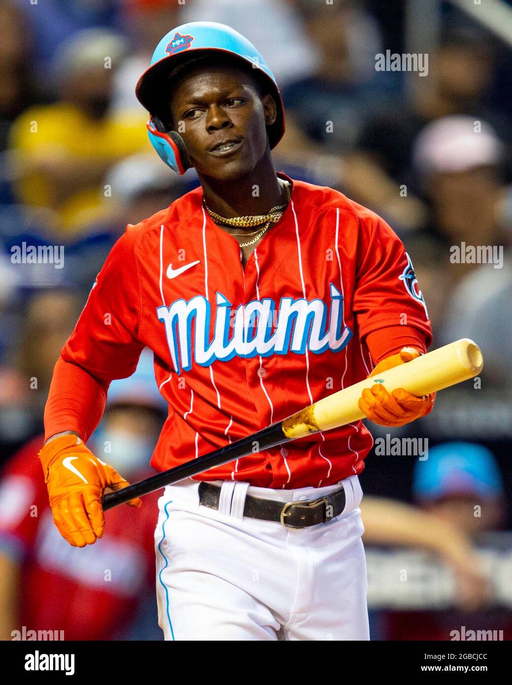 Miami Marlins Batter Jazz Chisholm (2) reagiert darauf, dass er während des achten Innings gegen die New York Yankees am Sonntag, den 1. August 2021, im loanDepot Park im Viertel Little Havana in Miami, Florida, zu einem Streik aufgerufen wurde. Die Yankees besiegten die Marlins 3-1, um Miami in der Serie zu fegen. (Foto von Daniel A. Varela/Miami Herald/TNS/Sipa USA) Stockfoto