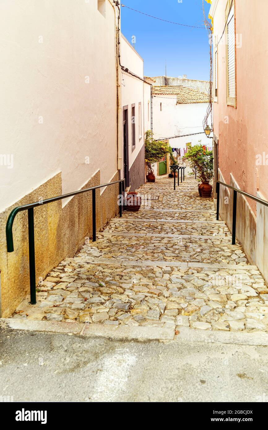 Typische Algarve steile Seitenstraße Weg Weg Weg gepflastert mit traditionellen portugiesischen Kopfsteinpflaster oder calcada. Estoi Algarve Portugal Stockfoto