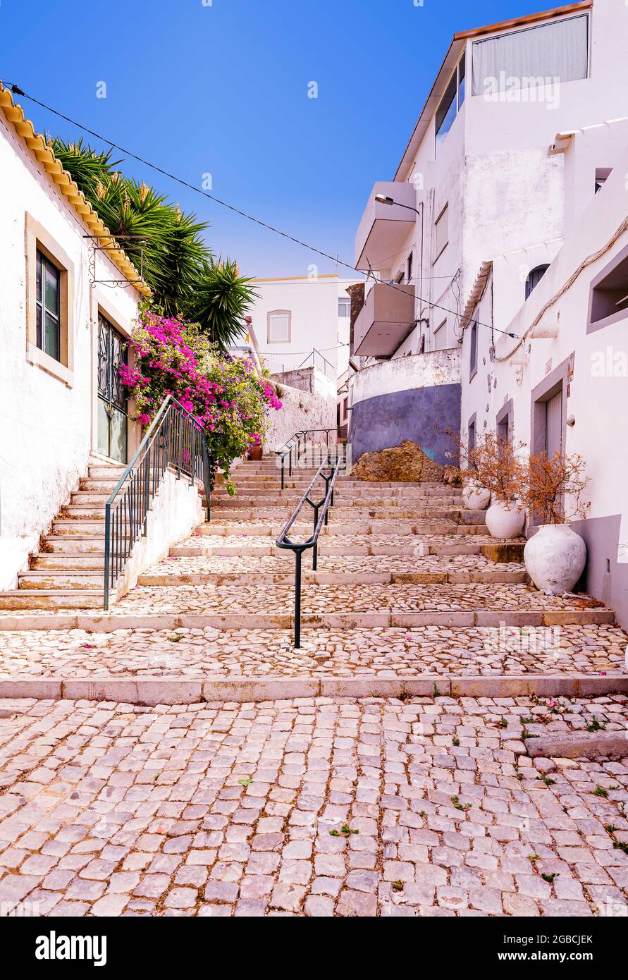 Typische Algarve steile Seitenstraße Weg Weg Weg gepflastert mit traditionellen portugiesischen Kopfsteinpflaster oder calcada. Estoi Algarve Portugal Stockfoto
