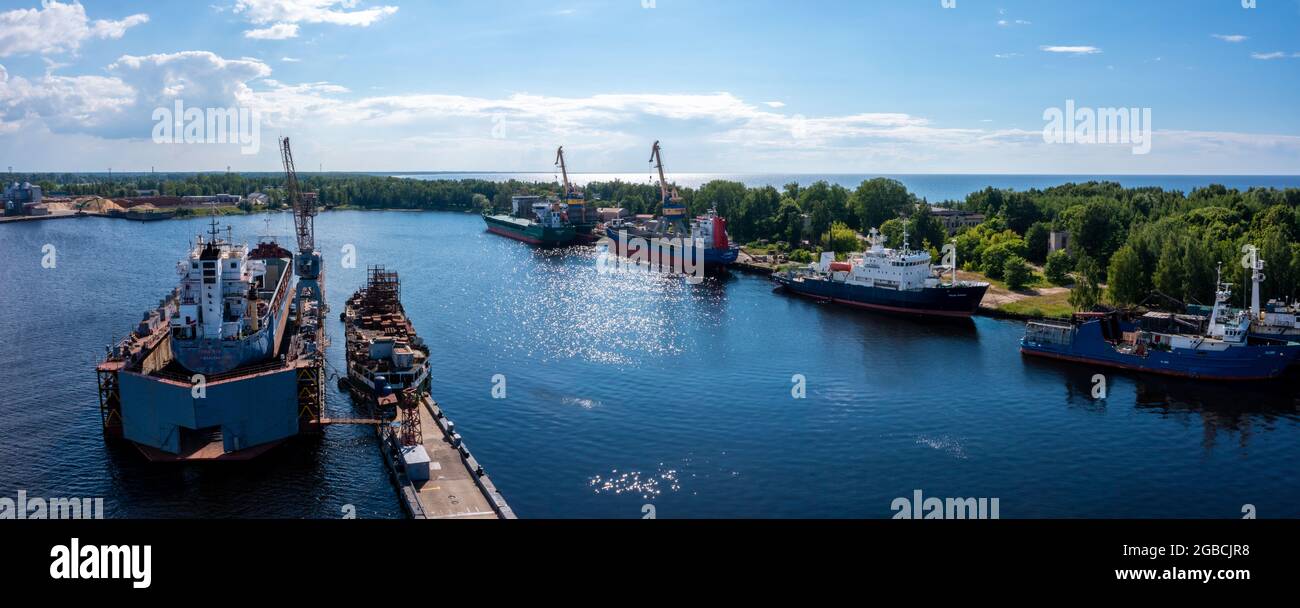 Das Frachtschiff am schwimmenden Trockendock wird gerade renoviert Stockfoto