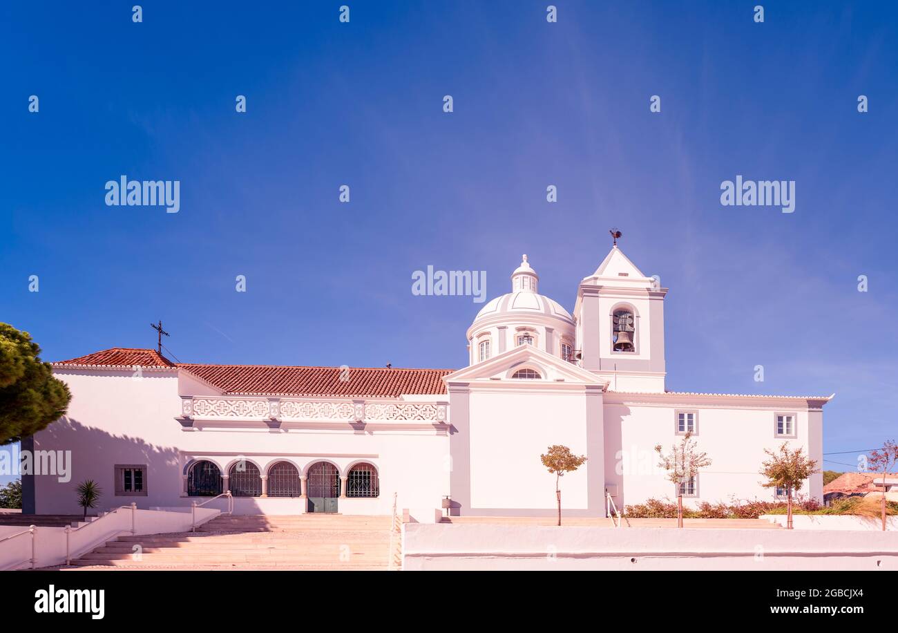 Igreja Paroquial de Nossa Senhora dos Mártires, Kirche Castro Marim. Eine schöne, weiß bemalte katholische Kirche mit Glockenturm und Kuppel. Castro Marim Stockfoto