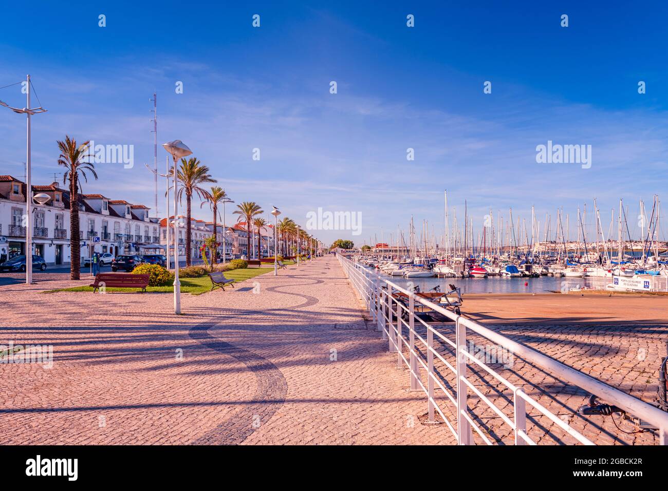 Spaziergang am Flussufer, Yachthafen und Promenade entlang des Flusses Guadiana in der Jardim da Avenida da Republica in Vila Real De Santo Antonio, östlicher Algarve-Hafen Stockfoto