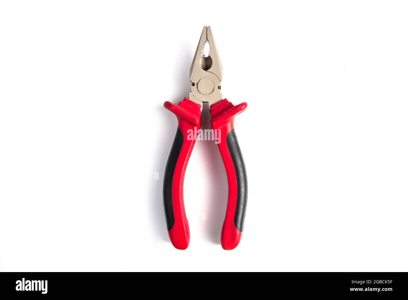 Zange mit roten isolierenden Griffen auf weißem Hintergrund. Arbeitswerkzeug für die Reparatur. Stockfoto
