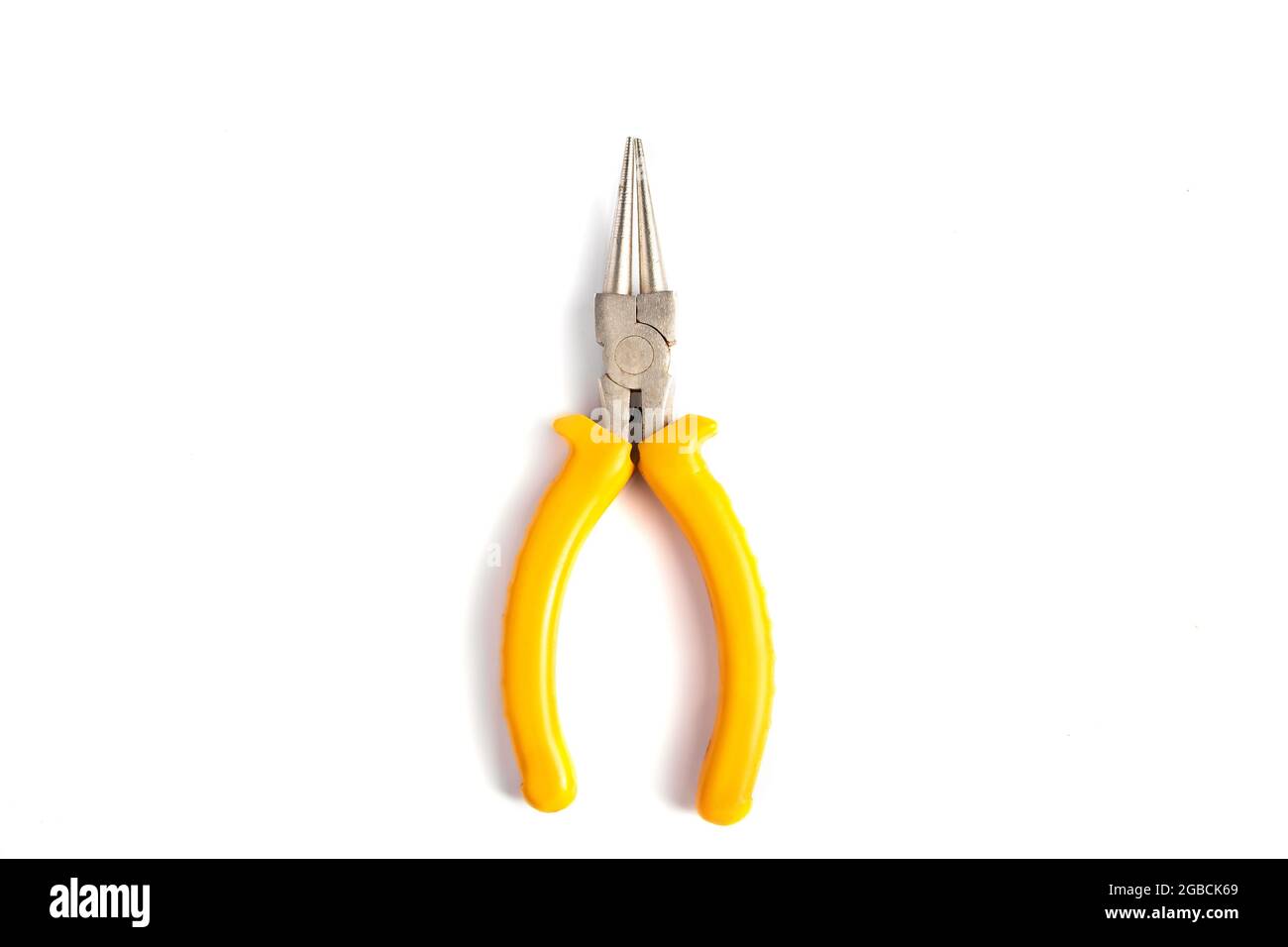 Zange mit gelben Isoliergriffen auf weißem Hintergrund. Arbeitswerkzeug für die Reparatur. Stockfoto