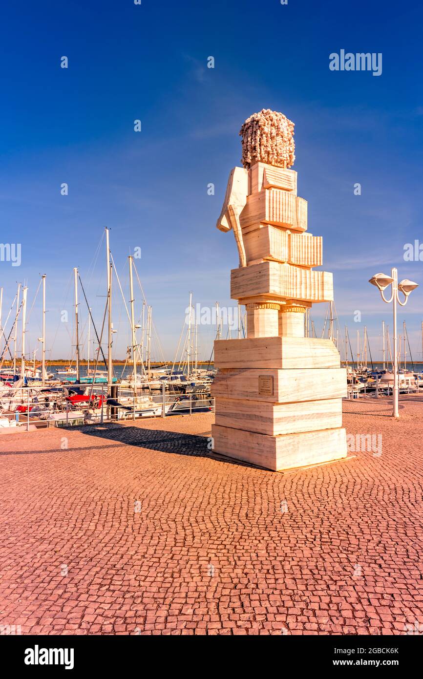 Statue / Denkmal Skulptur von Sebastiao Jose de Carvalho e Melo, 1. Marquis von Pombal umgeben von traditionellen portugiesischen Kopfsteinpflaster oder calcada situate Stockfoto