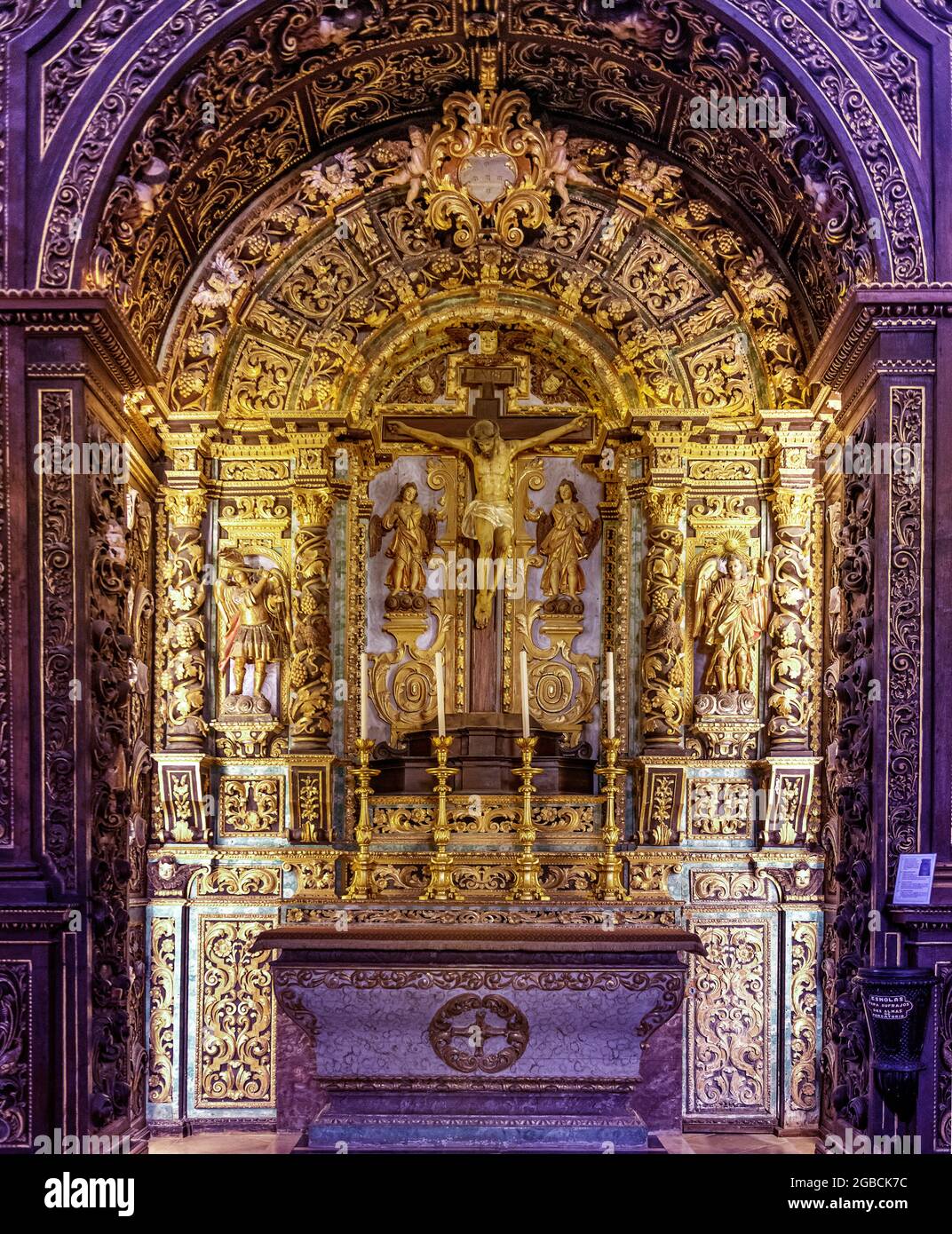 Kunstvolle Alter / Schrein Darstellung kreuzigung Christi, Faro Kathedrale Innenraum, se Kathedrale de Faro, Algarve Portugal Stockfoto