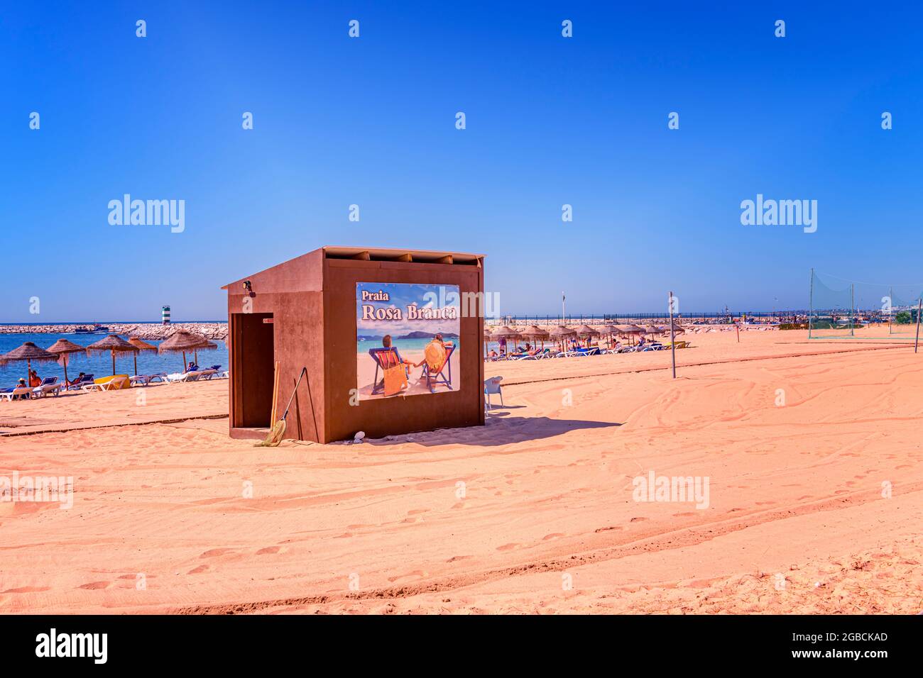 Strandhütte und Strand am Strand Praia da Rosa Branca praia quarteira Quateira Algarve Portugal Stockfoto
