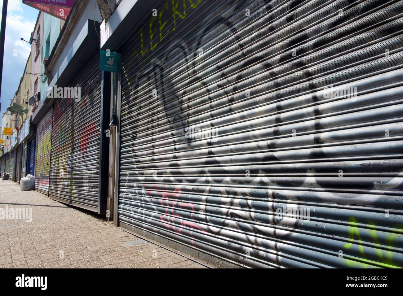 Shuttered Shops in einer High Street, Großbritannien Stockfoto