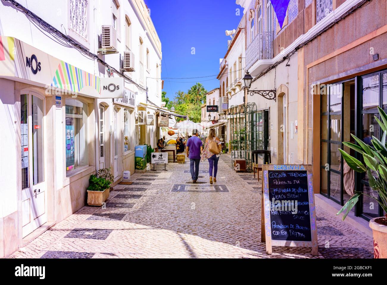Straßenpflaster Restaurant Cafe entlang der traditionellen calcada gepflasterten Straße Silves Algarve Portugal Stockfoto