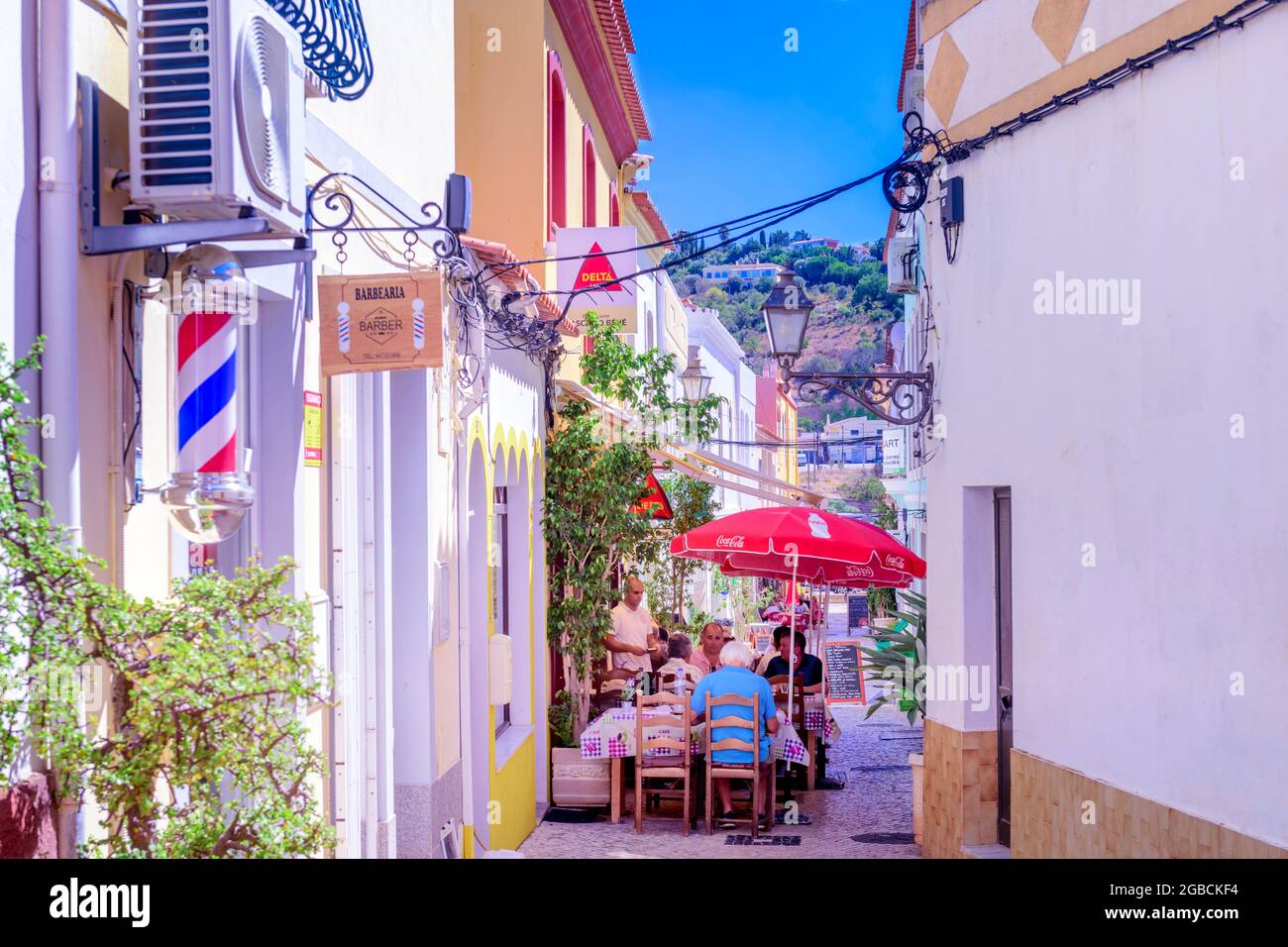 Straßenpflaster Restaurant Cafe entlang der traditionellen calcada gepflasterten Straße Silves Algarve Portugal Stockfoto