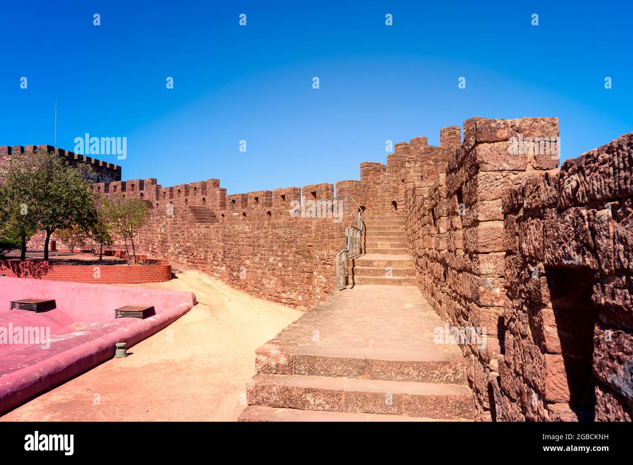 Blick auf das Innere und die Zinnen von Schloss Silves, Castelo de Silves, von Schloss Silves, Silves Algarve Portugal. Stockfoto