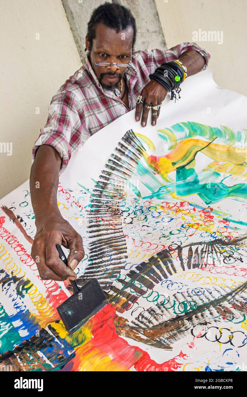 Alabama Birmingham Sloss Historic Furnace Autodidaktischer Volkskunstler Lonnie Holley Schwarzmann Malerei Mutter Natur Sucht Blatt Stockfotografie Alamy