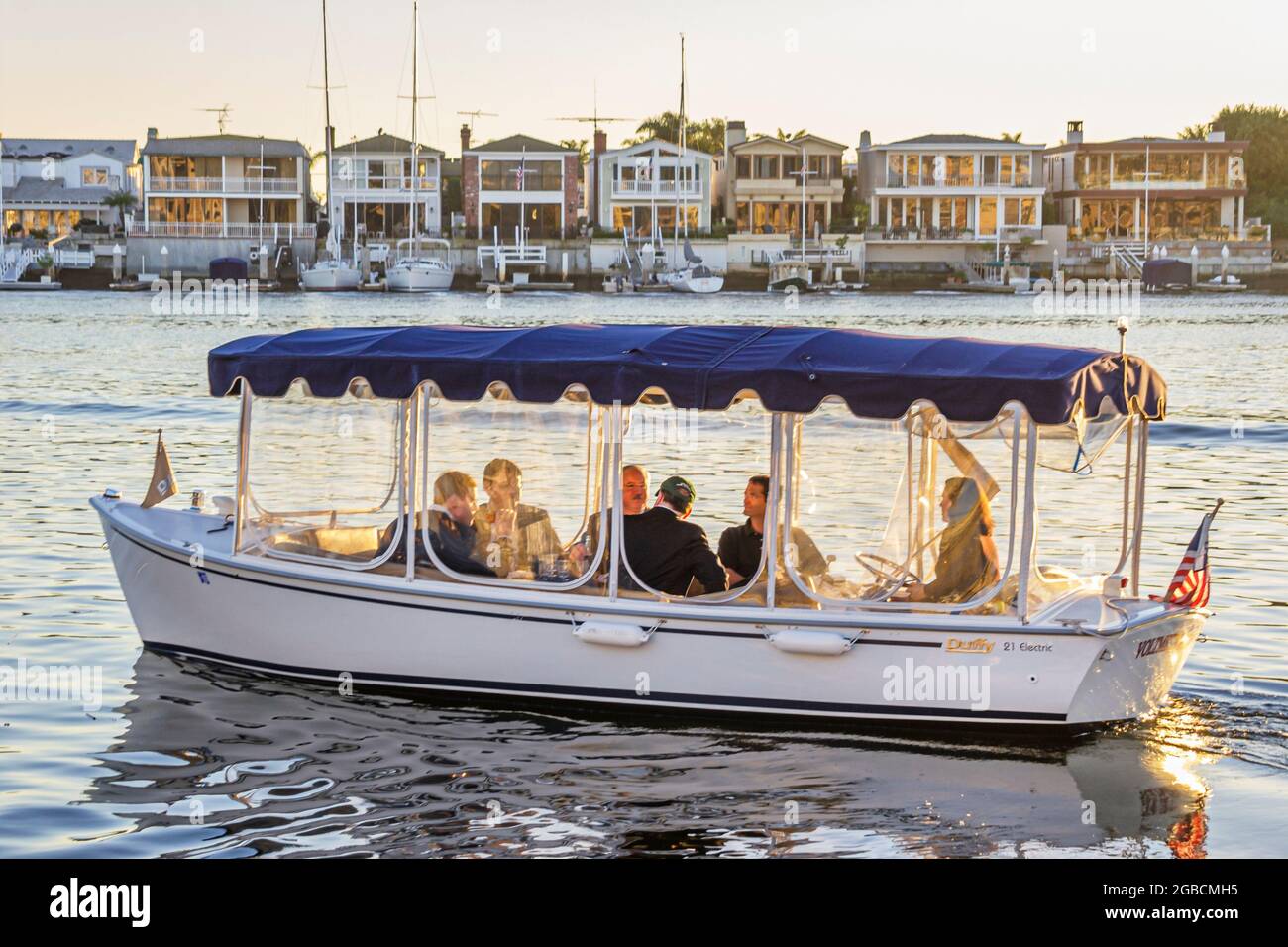 Newport Beach California, Newport Bay Balboa Bay Club & Resort, Firmenrefugium Duffy Electric boat Riders Passagiere Häuser Residenzen, Stockfoto