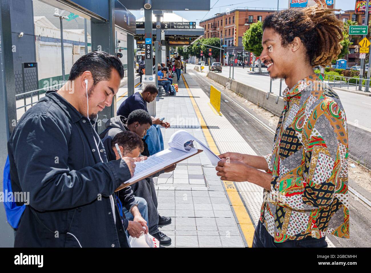 Los Angeles California, LA County Metro Rail, Stadtbahn-System öffentliche Verkehrsmittel Gold Line Pico Station Plattform, hispanische Schreiben vervollständigen schwarz Stockfoto